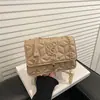 Bolsa de mão texturizada para mulheres no atacado, novo modelo da primavera de 2026, bolsa de ombro acolchoada com franja, bolsa transversal com corrente