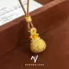 Xiaohongshu Douyin Chapado en Oro Grabado CNC Apertura y Cierre Moneda de Cobre Incrustada con Diamantes Bolsita Colgante Bolsa de la Suerte Diseño de Lujo Ligero Collar