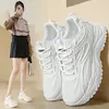 Zapatillas de suela gruesa con diseño de grulla de almohada blanca para estudiantes, nuevas de la primavera de 2026, versión coreana, versátiles, de malla transpirable, zapatos casuales para mujer, ligeros