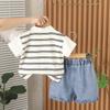 Conjunto de Dos Piezas de Camisa Polo Elegante con Cuello para Niño Pequeño, Manga Corta, Nuevo Estilo Verano 2025, Estilo Niño, Pantalones Cortos de Mezclilla