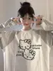 Camiseta Feminina de Manga Longa com Estampa Divertida de Gatinho Gato Coreana Redutora de Idade Moda Versátil Top Listrado com Painéis de Cor Contrastante