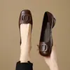 Sapatos Femininos de Salto Baixo com Fivela Quadrada Francesa Versáteis 2026 Outono Novo Estilo Sola Macia Confortáveis para os Pés Trabalho Bico Baixo Sapatos de Couro para Mãe