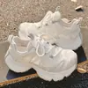 Novos Tênis Dad de Solado Grosso para Aumentar a Altura para Mulheres da Primavera de 2026, Tênis Casuais Versáteis, Malha Respirável, Populares Sapatos Brancos