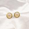 Brincos de Pérola de Círculo High-End Simples e Versátil para Mulheres Brincos de Design de Moda de Nicho Japonês e Coreano de Luxo Leve e Brincos