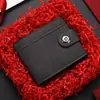 Nova Carteira Masculina Curta com Botão Couro de Alto Valor Sem Logo Carteira de Moedas Multi-cartão Porta-cartões Masculino
