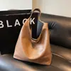 Bolsa feminina retrô de grande capacidade 2026 nova bolsa casual de ombro/axila com um estilo descontraído e relaxado para o trajeto
