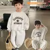 Nuevo traje elegante de dos piezas estilo coreano para niños para primavera y otoño, ropa deportiva ligera para niños, moderno y lindo 2026