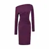 Atacado de roupas femininas estilo europeu e americano, apresentando um design puro e sedutor com pregas sensuais, um corte assimétrico no ombro e um vestido de comprimento médio que realça a silhueta.