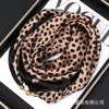 Pañuelo Cuadrado Retro Estilo Hong Kong con Estampado de Leopardo, 70 cm, con Hebilla Magnética, Pañuelo de Seda para Protección del Cuello, Pañuelo Perezoso Conveniente, Elegante Pañuelo Ligero para el Cuello para Mujer