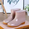 Protección Laboral Calzado de Agua de Tubo Corto al por Mayor para Mujer Zapatos Impermeables Antideslizantes de Caña Baja Zapatos para Trabajo en Cocina Botas de Lluvia Engrosadas Botas de Agua Calientes para Adultos