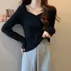 Nova blusa de manga longa com decote V, coleção outono 2026, camiseta estilosa de manga longa, blusa de fleece slim fit para estudantes, estilo feminino