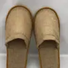 Pantuflas desechables, para todas las estaciones, de alta gama, antideslizantes, engrosadas, de vellón de coral para casas de huéspedes y salones de belleza, disponibles en stock, portátiles