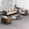 Área de recepción simple y moderna para reuniones y discusiones, con un sofá de oficina de cuero y juego de mesa de centro, diseñado para la oficina del jefe o gerente
