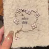 Popular Rosa Dulce Flor de Cuatro Hojas de Xiaohongshu Moda y Versátil Anillo de Gama Alta Ropa de Trabajo Diseño Diario Joyería para Manos