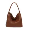 Bolsa de mano tejida a mano de gran capacidad, nicho de lujo ligero, bolsa de mano para ir al trabajo, bolso de hombro único, sensación de alta gama, cesta de verduras, bolsa tipo cubo