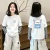 Camiseta infantil listrada de manga longa 2026 novo modelo de algodão puro top moderno e estiloso super fofa roupa de menina