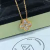 Collar de Joyería de Trébol de Cuatro Hojas de Ágata Roja Versión de Alta Gama V-Gold Chapado en Oro de 18K Cadena Exquisita para Clavícula para Mujeres, Estilo de Nicho de Lujo Ligero