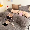 Nuevo conjunto de cuatro piezas de alta calidad, de moda para otoño/invierno, con tejido de terciopelo de leche engrosado, estampado de leopardo, aplique de dibujos animados y diseños bordados para abrigarse