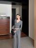 Camiseta Base Ajustada Gris Sexy de Cuello en V y Mangas Largas Camiseta de Mujer Otoño Traje Casual Pantalones de Cintura Alta Ligeramente Acampanados Conjunto de Dos Piezas