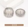 Casaco Decorativo de Metal com Listras Curvas Estilo Chanel, Trench Coat, Suéter, Botões Tricotados, Sensação de Alta Qualidade