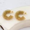 Aretes de círculo geométrico retro europeo y americano de primavera para mujer, diseño hueco irregular, aretes únicos de acero de titanio dorado