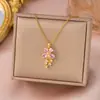 Colar de Diamante Rosa Borboleta Flor de Quatro Pétalas Micro-Incustado Totalmente Diamantado para Mulheres, Tendência do TikTok, Corrente de Clavícula com Franja de Luxo Leve