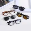 Venta al por mayor de fábrica Gafas de sol cuadradas retro europeas y americanas Versátiles Estilo callejero Mismo estilo que las celebridades de internet Protección solar para exteriores Gafas con bisagras de resorte
