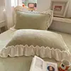 Estilo Hepburn Línea A Tallado Leche Polar Juego de Cuatro Piezas Invierno Estilo Encaje Funda de Edredón Engrosada Sábana Juego de Cama