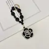 Llavero de cuero bestseller transfronterizo con camelia adornada con diamantes, bola de diamante, cuentas de cristal, colgante de cadena, accesorio para bolso, cadena para colgar el teléfono