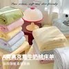 Nuevo juego de sábanas de franela de leche a cuadros de grado A para bebé y maternidad 2026, con un diseño sencillo de color liso, funda de almohada antiestática y funda de edredón (conjunto de tres piezas)