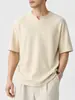 Ropa para Hombre Fengshe / 2026 Verano Nueva Camiseta Base de Rayas Verticales Texturizadas para Hombre de Manga Corta con Cuello en V