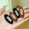 Clipe de Bico de Pato Oval Flocado Preto Outono e Inverno 2025 Estilo Coreano Grampo de Cabelo com Letra de Strass Clipe para Franja Clipe Lateral Elegante da Moda