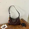 Bolsa de ombro feminina estilosa de grande capacidade para o dia a dia, coleção de outono, bolsa de antebraço em camurça, design vintage, nova coleção 2026, simples e elegante