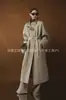 Trench Coat Off-White de Nicho Inspirado em Design para Mulheres, Nova Coleção Primavera 2026 Estilo Coreano Gola Alta, Fechamento Diagonal, Caimento Solto, Casaco Longo com Ajuste na Cintura