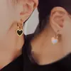 Pendientes de amor europeos y americanos para mujer, en blanco y negro, de doble cara, con diseño anticaída, elegantes y femeninos, de acero de titanio.