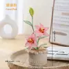 Novo enfeite de vaso de flor de lírio de crochê, flor artificial fofa de fio, adequado para carro e mesa, adiciona ambiente, produto feito à mão