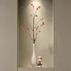 Crie uma atmosfera acolhedora na sua entrada com um arranjo de vaso esguio. Perfeito para exibir flores no seu rack de TV da sala de estar ou como uma peça decorativa para uma casa nova