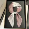Bufanda Cuadrada de Moda Versátil Estilo Coreano 2025 70% Seda Sintética para Mujer con Acabado de Alta Gama, Protección para el Cuello y Bufanda para Cuello de Abrigo