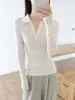 Suéter de malha branco texturizado com gola semiaberta e efeito emagrecedor, gola polo, lã pura, top feminino de outono