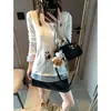 Colección Privada de la Blogger de Mochi Estilo Coreano Adorno de Encaje Dulce Patchwork Atado Cuello Redondo Tejido Delgado Adelgazante Top Mq0749