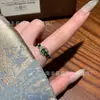 Anillo con hebilla de herradura de jadeíta natural al por mayor del fabricante para Xiaohongshu con incrustación de plata s925, diseño fresco y simple