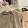 ¡NingliSo Coreano! El conjunto de otoño para niñas incluye un suave cárdigan de punto, un top sin mangas con volantes florales y pantalones de campana.