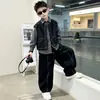Ropa de Otoño para Niños 2026 Estilo Nuevo Conjunto de Tres Piezas con Camisa a Cuadros de Moda y Chaleco de Mezclilla para Niños Grandes Atuendo Estilo Coreano para Niños