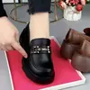 Zapatos de piel gruesa estilo británico para piña, con plataforma, para aumentar altura, 2026, nuevo otoño, cuero suave, suela blanda, zapatos individuales versátiles, zapatos de cuero pequeños para mujer