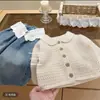 Conjunto Feminino 2026 Novo Outono Estilo Coreano Suéter Cardigã Top e Calça Jeans Flare Conjunto de Duas Peças Roupas Infantis Estilo Coreano