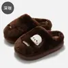 Chinelos de algodão cartoon para mulheres, quentes e aconchegantes para outono e inverno, com um design de urso fofo e forro de fleece, chinelos antiderrapantes para interior, novo estilo para outono e inverno, atacado para homens