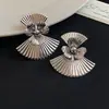 Pendientes de Metal en Forma de Abanico Retro de Lujo Ligero Estilo Francés para Mujer, Pendientes de Diseño Nicho con un Toque Minimalista y Sofisticado