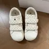 Zapatillas de lona con puntera de concha y puntos, con velcro, para mujer, nuevo estilo otoño 2026, zapatos blancos de suela gruesa para aumentar la altura, mocasines versátiles súper populares
