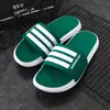 Pantuflas de Exterior para Hombre 2026 Nuevo Estilo Coreano Moda Sandalias de Moda Suela Suave Zapatos de Playa de Exterior Sandalias Deslizantes Antideslizantes