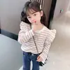 Camiseta de Manga Longa Listrada para Meninas de Primavera e Outono, Novo Estilo, Camada Base Infantil, Camiseta Estilosa com Manga Sino para Bebês e Crianças Pequenas